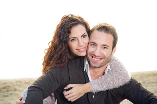 Bonito jovem casal — Fotografia de Stock