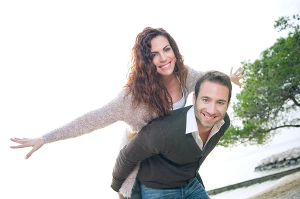 Feliz pareja divirtiéndose — Foto de Stock