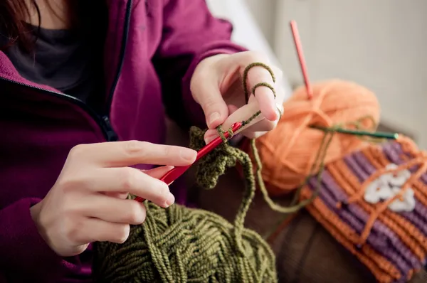 Crocheting hands — Stock Photo, Image