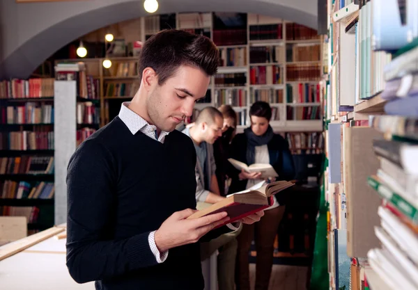 Livro de leitura na biblioteca — Fotografia de Stock