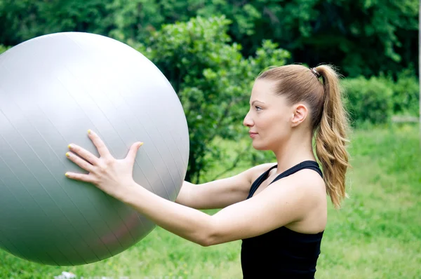 Praticar pilates — Fotografia de Stock