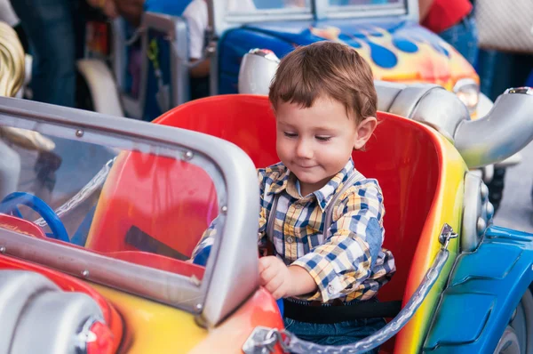 Liten pojke ridning en bil — Stockfoto