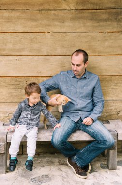 père, fils et un chat