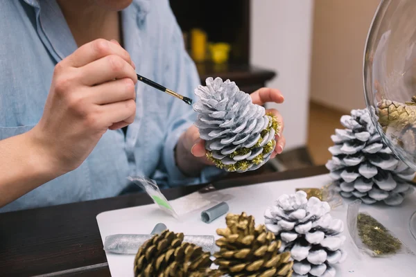 Mulher fazendo decorações para o Natal — Fotografia de Stock