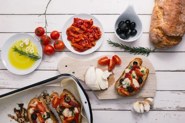 Voorbereiding van Italiaanse bruschetta — Stockfoto