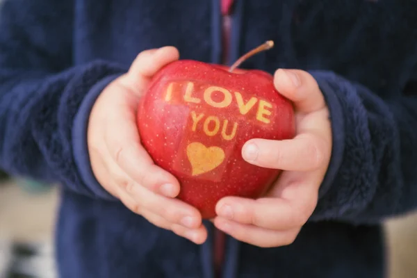 Дети держат яблоко — стоковое фото