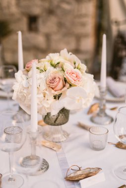 Düğün dekorasyonu. Masada çiçekler..