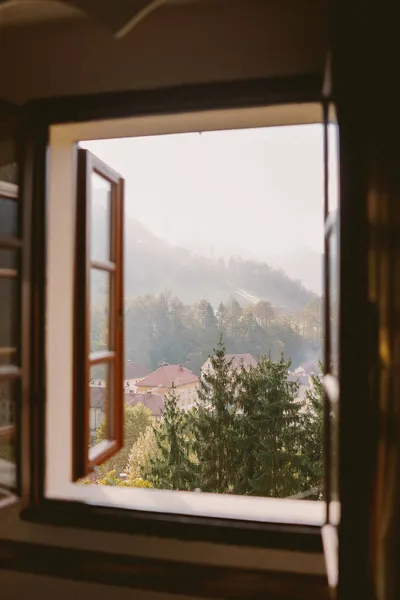 Sonbahar Ormanına Açık Pencere Görünümü — Stok fotoğraf