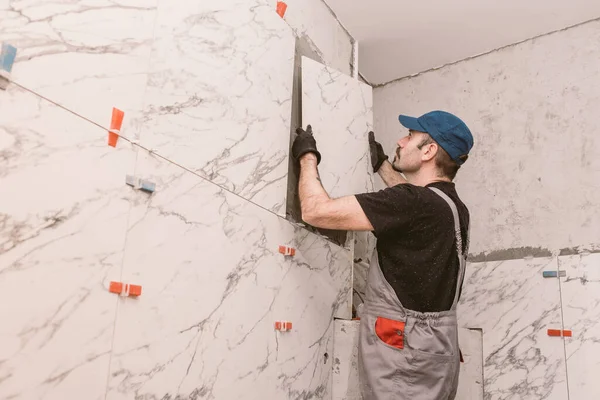 Handwerker Verlegt Keramikfliesen Der Badezimmerwand — Stockfoto