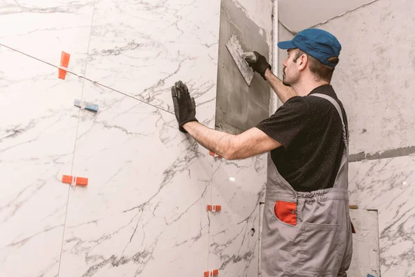 Handwerker Verlegt Keramikfliesen Der Badezimmerwand — Stockfoto