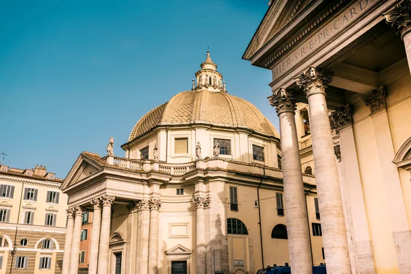 蒙特桑托的圣玛利亚教堂 Santa Maria 是罗马波波洛广场 Piazza Del Popolo 南边的一座孪生教堂 意大利 — 图库照片