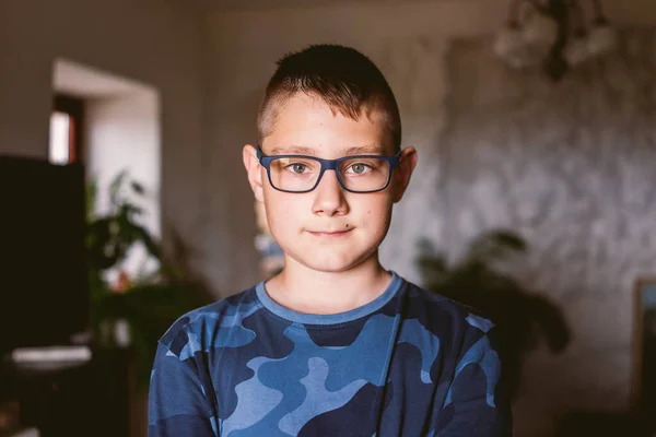 家で眼鏡をかけた白人少年の肖像 — ストック写真