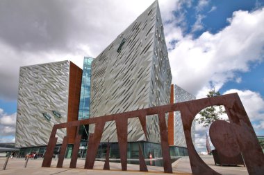 Titanic Müzesi ve bulutlu gökyüzü, belfast