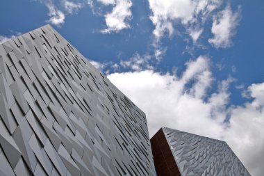 Titanic Müzesi ve bulutlu gökyüzü, belfast