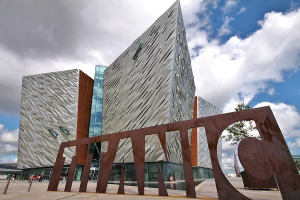 Titanic museum en bewolkte hemel, belfast — Stockfoto