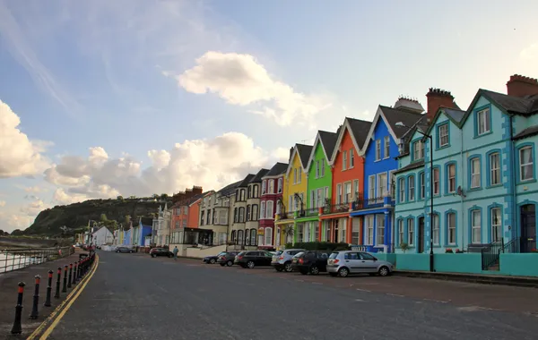 Pequena aldeia irlandesa colorida — Fotografia de Stock