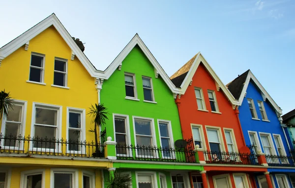 Kuzey İrlanda parlak renkli ahşap evler — Stok fotoğraf