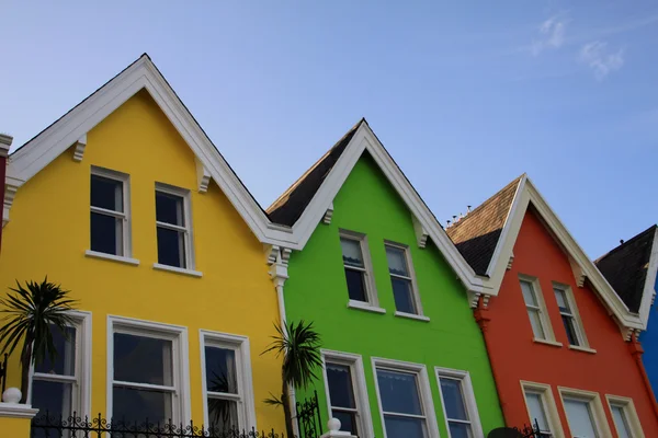 Casas de madeira coloridas brilhantes no norte da Irlanda — Fotografia de Stock