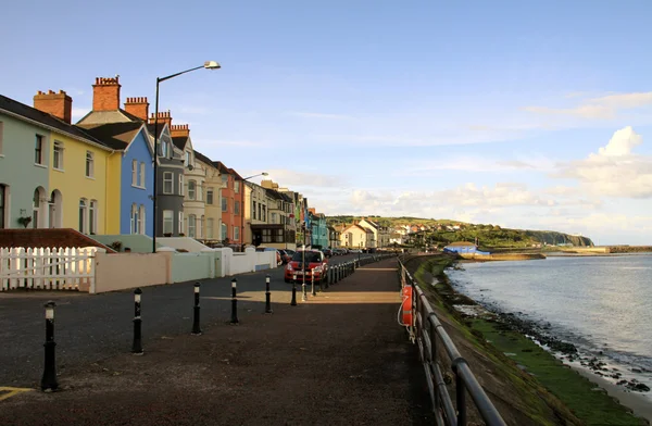 Pequena aldeia colorida na costa de Antrim — Fotografia de Stock