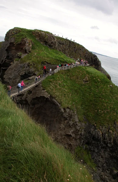 Канатный мост Carrick-a-rede, побережье Антрим, северная Ирландия — стоковое фото