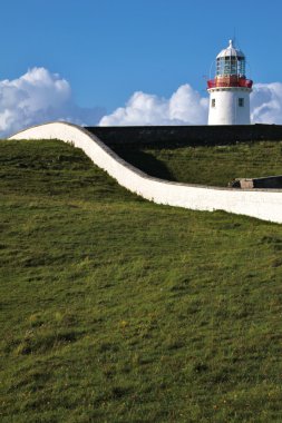 yeşil bir tepede, İrlanda beyaz deniz feneri