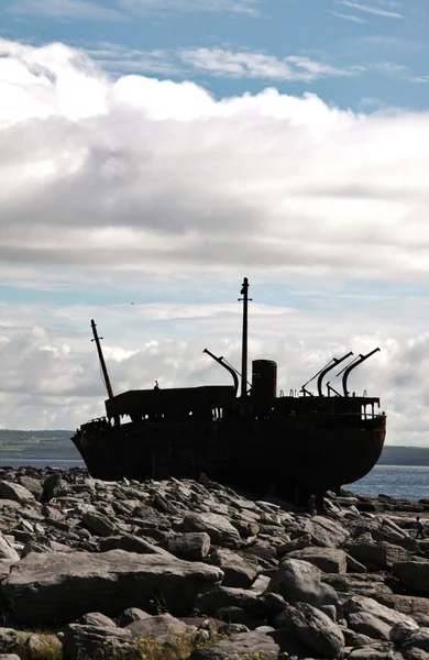 Barco naufragado em Inisheer, Ilhas Aran — Fotografia de Stock