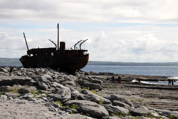 Skeppsbrott båt i inisheer, aran-öarna — Stockfoto