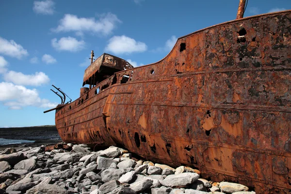 Rouille rouge sur un vieux bateau coulé à Inisheer, Îles Aran — Photo