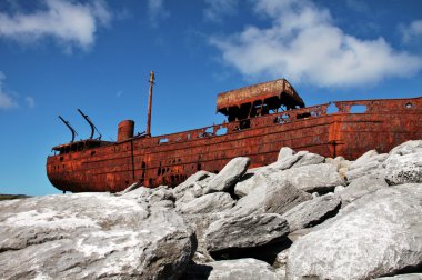 eski üzerinde kırmızı pas inisheer, aran Islands içinde tekne battı