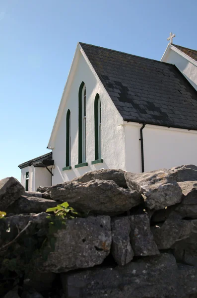 Witte kerkje in inisheer, aran island, Ierland — Stockfoto