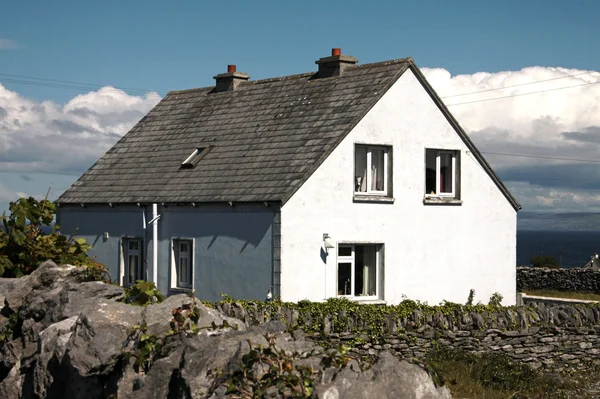 Casa blanca en Inisheer, Aran Island, Irlanda — Foto de Stock