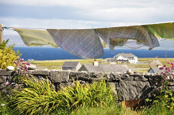 Lavanderia appesa ad asciugare nelle isole Aran, Irlanda — Foto Stock