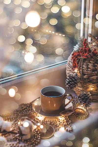 Natal Ainda Vida Xícara Chá Quente Com Citrinos Peitoril Janela — Fotografia de Stock