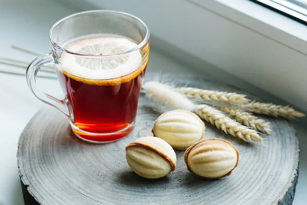 Tahta tezgahta limonlu ve fındıklı sıcak çay.