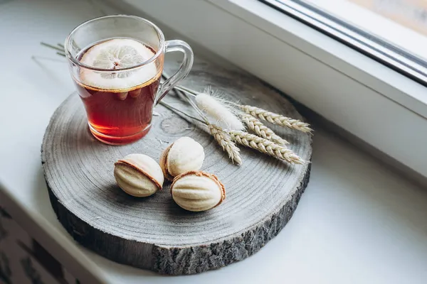 Taza Caliente Con Limón Nueces Pastel Soporte Madera — Foto de Stock