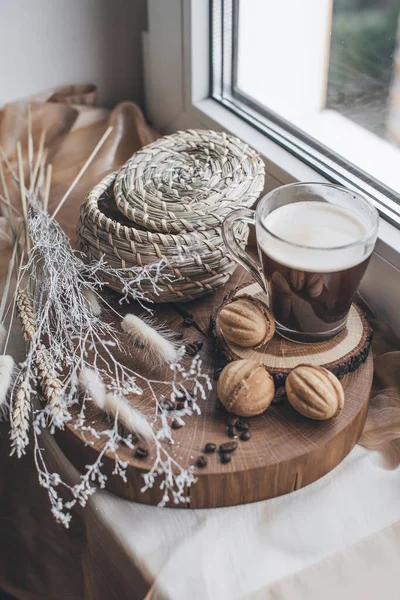 Café taza de naturaleza muerta con galletas nueces en un soporte de madera vista superior — Foto de Stock