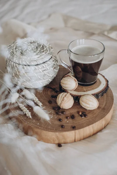 Café taza de naturaleza muerta con galletas nueces en un soporte de madera vista superior — Foto de Stock