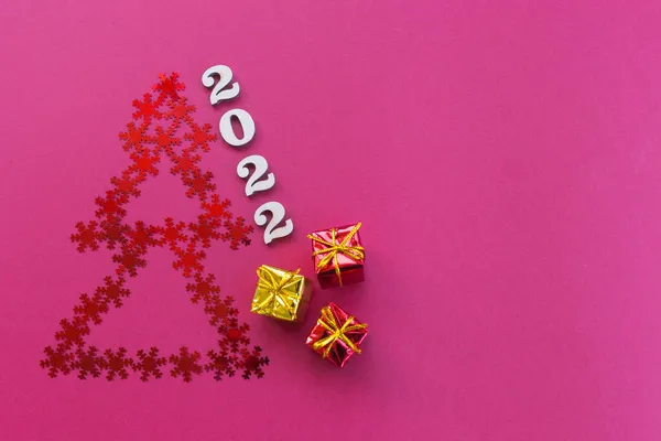 Christmas flat lay gifts and 2022 numbers on a red background — Stock Photo, Image