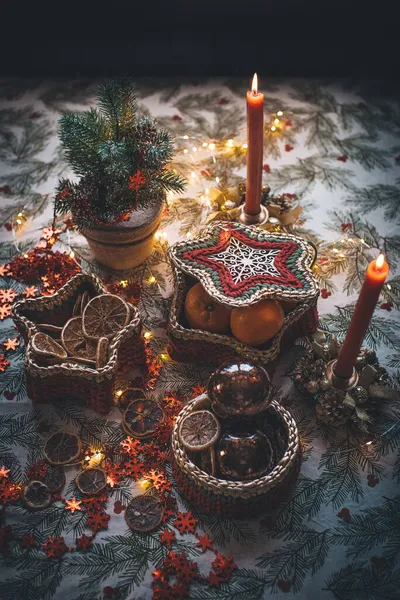 Noel dekoru yemek masasında.
