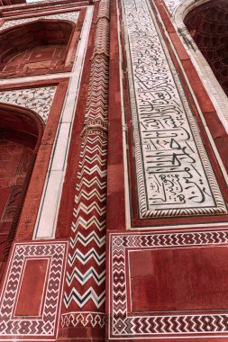 Duvarda Arapça süslemeler, Taj Mahal 'de kırmızı mermer moz, Agra, Hindistan.