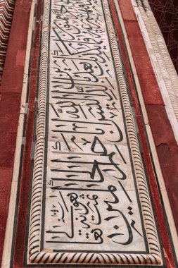 Duvarda Arapça süslemeler, Taj Mahal 'de kırmızı mermer moz, Agra, Hindistan.