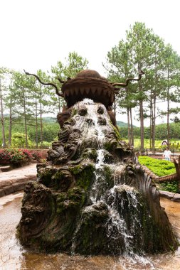 Bahçesinde şelale olan güzel bir park.