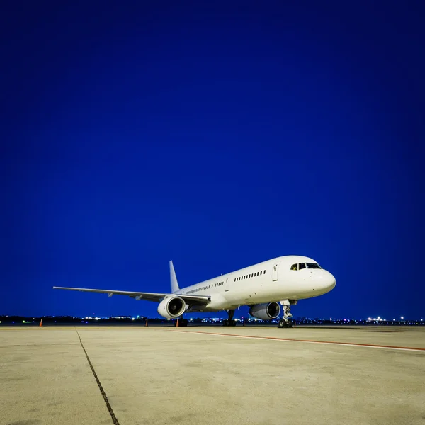 Avião comercial à noite — Fotografia de Stock