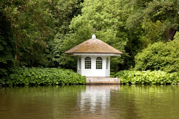 Petite maison dans un riche jardin sur le remblai de la rivière — Photo