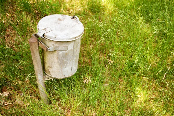 Koszu na śmieci w trawie — Zdjęcie stockowe