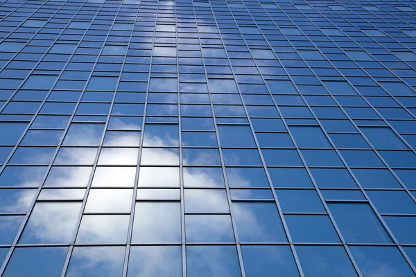 Reflexão de nuvens na fachada moderna — Fotografia de Stock