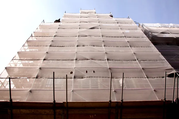 Scaffolding on building being renovated — Stock Photo, Image