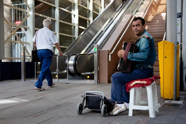 Músicos de rua perto de escadas para shopping center — Fotografia de Stock