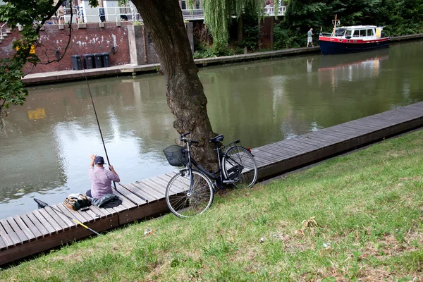 Man fishing in canal — Stock Photo, Image