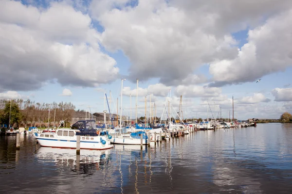 Holenderski port z łodzi i chmury — Zdjęcie stockowe